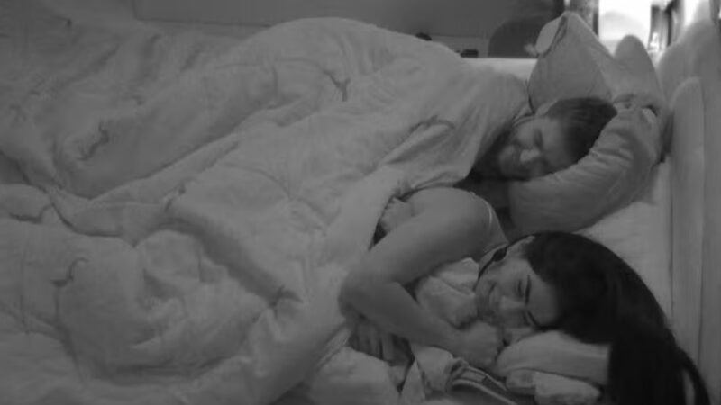 BBB 26: Jonas e Marciele dormem de conchinha e agitam a casa