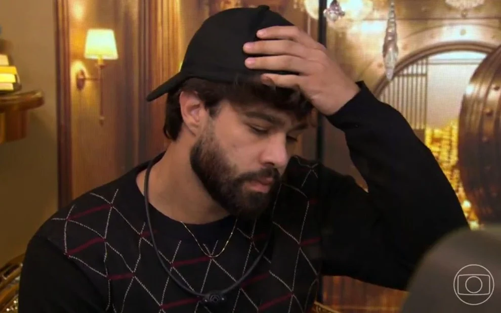 BBB 26: Paulo Augusto é expulso após empurrão durante o Big Fone