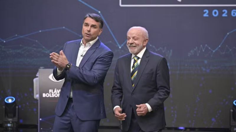 Debate entre Lula e Flávio Bolsonaro na Band tem troca de acusações e disputa acirrada nas pesquisas